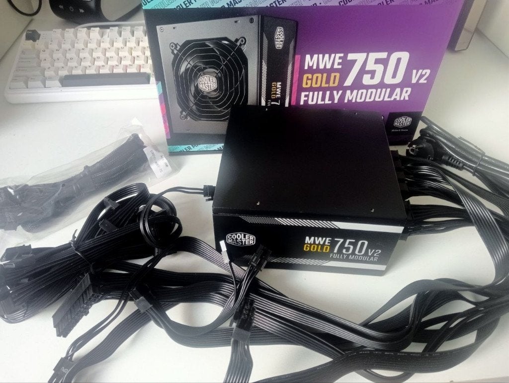 €55 --- Cooler Master MWE Gold 750 - V2, Computers en Software, Interne voedingen, Ophalen of Verzenden, Zo goed als nieuw