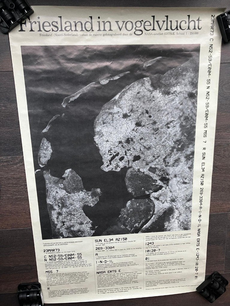 Friesland in Vogelvlucht NASA‑poster | 59x95 cm | UNIEK, Deurposter of groter, Ophalen of Verzenden, Overige onderwerpen, Rechthoekig Staand