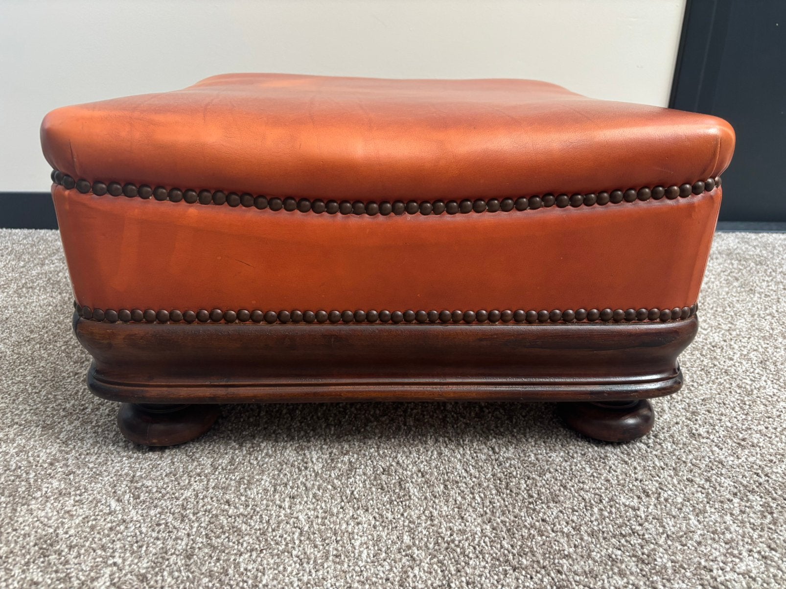 Vintage leren poef in Engelse Chesterfield stijl, Ophalen, Zo goed als nieuw, Rechthoekig, Leer