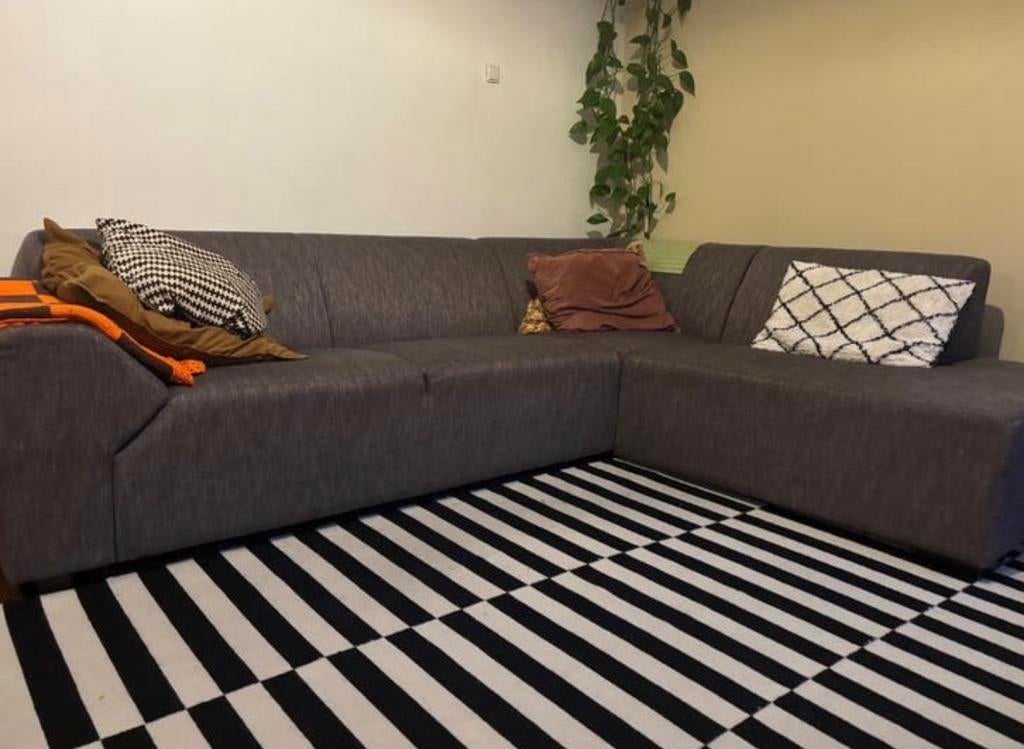 Comfortabele grijze hoekbank - Zo goed als nieuw, Huis en Inrichting, Banken | Bankstellen, Ophalen, 250 tot 300 cm, 100 tot 125 cm