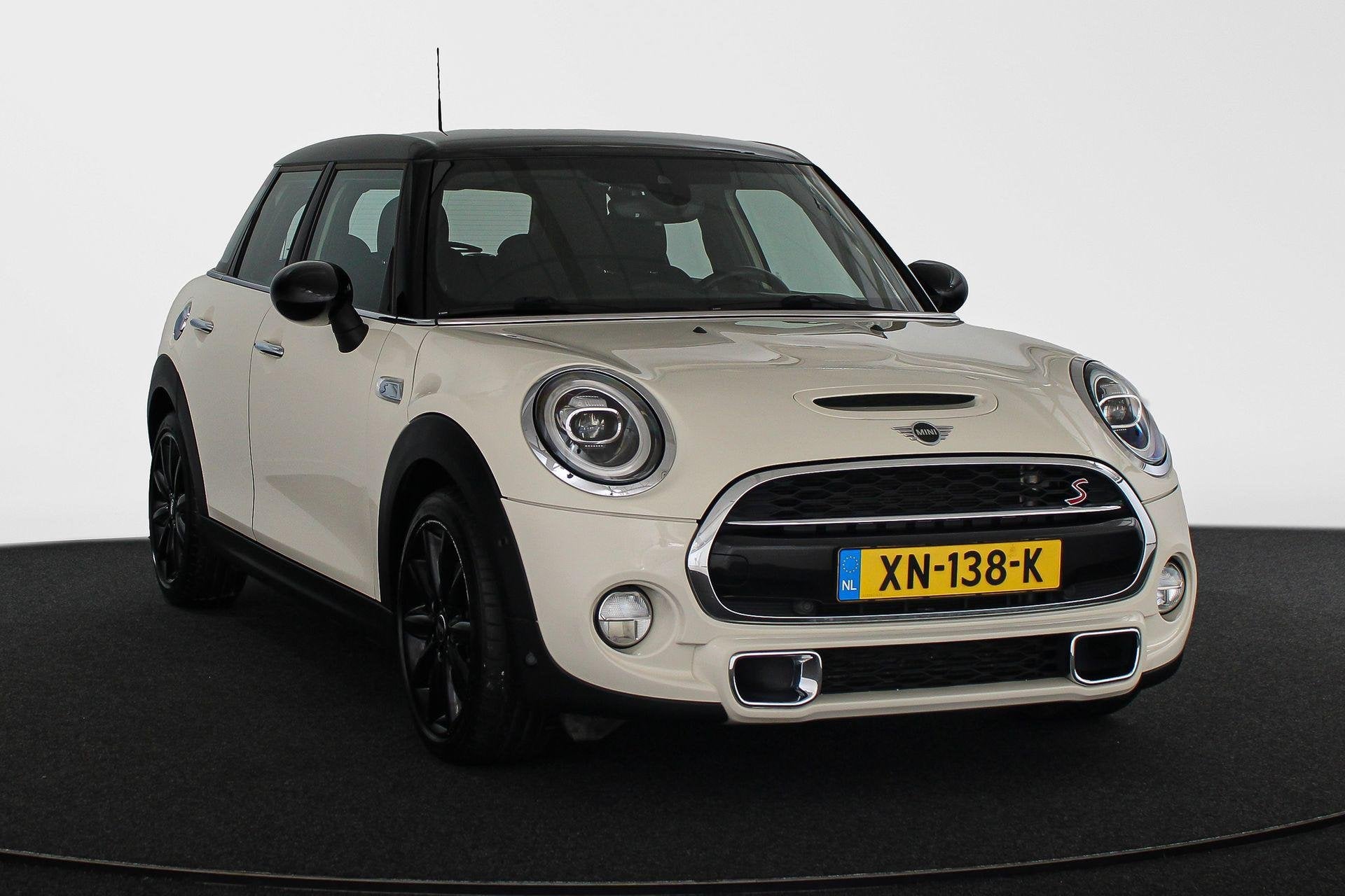 MINI 5-Deurs 2.0 Cooper S Chili Adaptive cruise Keyless Head, Auto's, Mini, 1998 cc, Gebruikt, Leder en Stof, Wit