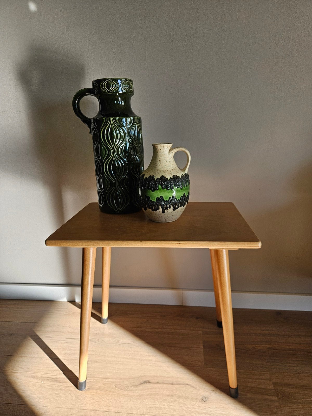 Vintage houten bijzettafel / kinderbureau – retro Scandi, Huis en Inrichting, Tafels | Sidetables, Ophalen, Gebruikt, 50 tot 100 cm