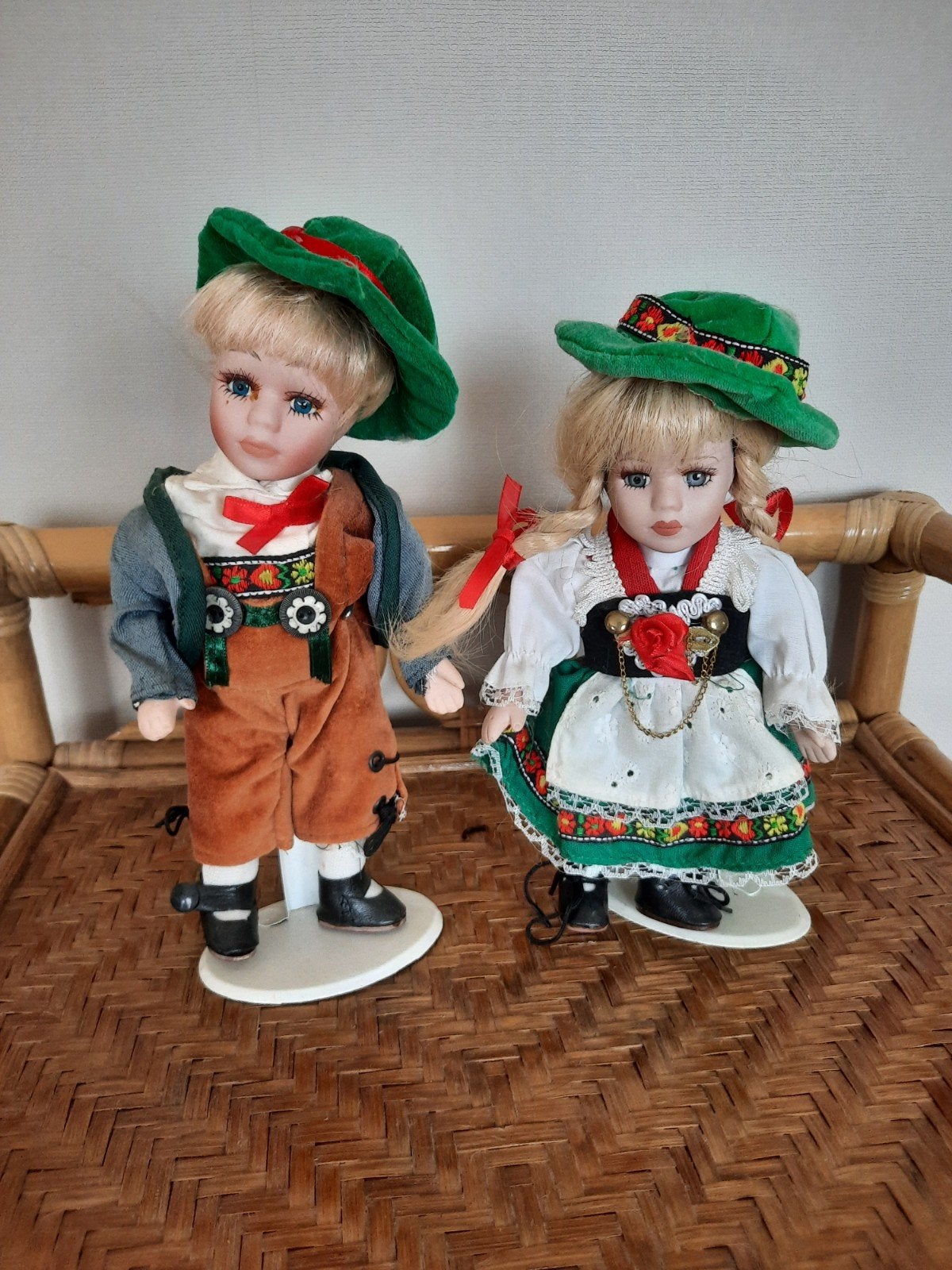 Set van 2 porseleinen poppen in klederdracht nr.2, Verzamelen, Poppen, Ophalen, Nieuw, Pop
