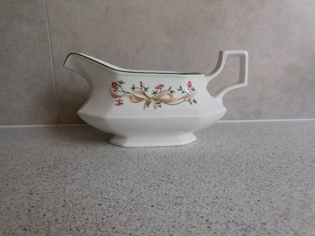 Juskom of Saucière Eternal Beau Johnson Brothers, Huis en Inrichting, Keuken | Servies, Overige typen, Ophalen of Verzenden, Zo goed als nieuw