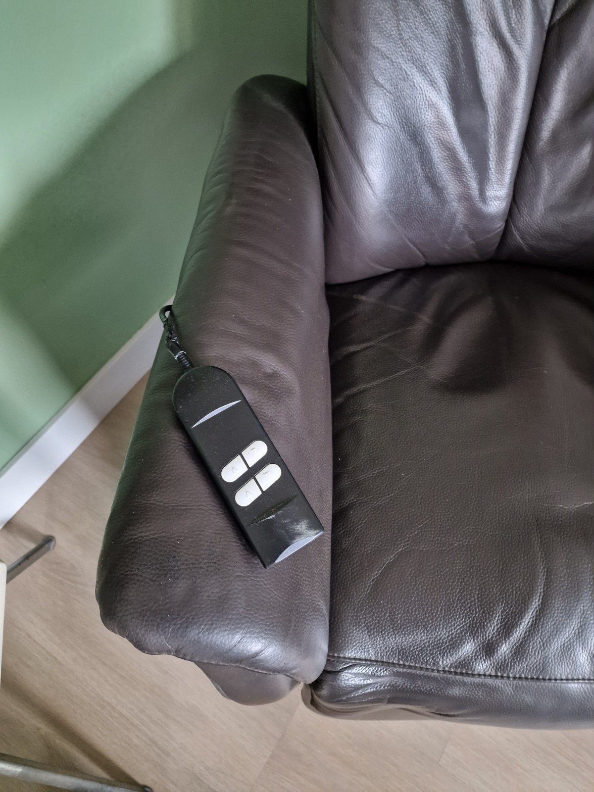 Elektrische relaxstoel met sta-op functie, Ophalen, Kunststof, Gebruikt, Bruin