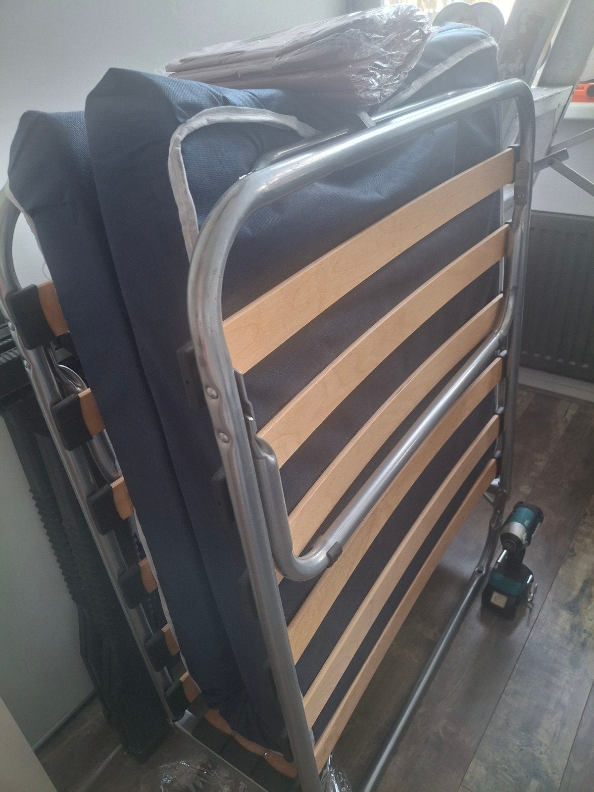 Opklapbed / Logeerbed met matras, Ophalen, Eenpersoons, Blauw, 80 cm