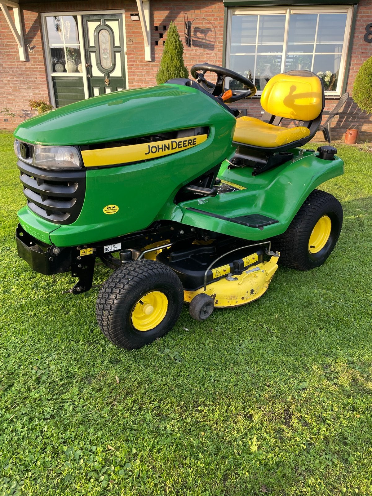 John Deere X300 Zitmaaier - Perfect voor zwaar werk, Gebruikt, Mulchfunctie, Ophalen of Verzenden, Benzine-grasmaaier