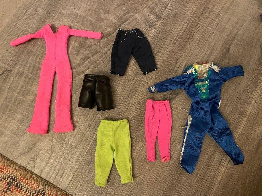 Vintage retro jumpsuit broeken fleur sindy barbiekleertjes, Verzamelen, Ophalen of Verzenden, Zo goed als nieuw, Kleertjes
