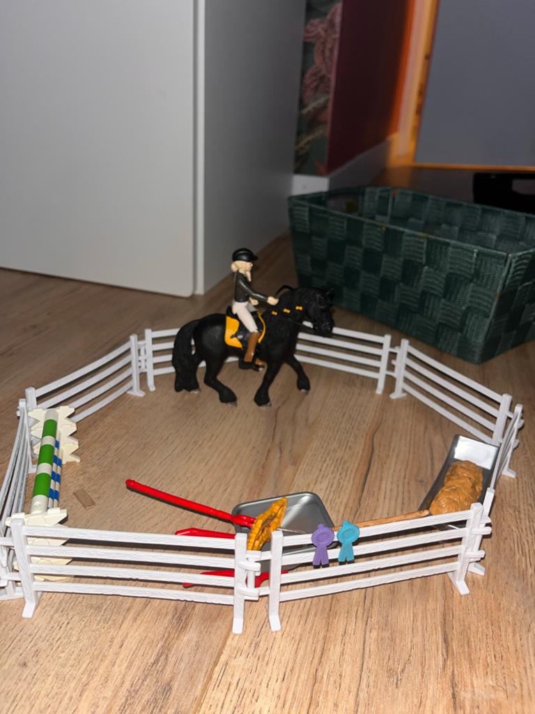 Schleich paardrijset met omheining en accessoires, Kinderen en Baby's, Ophalen of Verzenden, Zo goed als nieuw