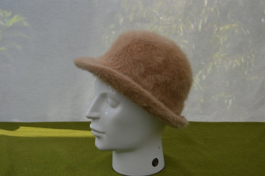 Vintage mohair cloche hoed met rolrand kleur beige, Ophalen of Verzenden, Gedragen, 56 of 57 cm (M, 7 of 7⅛ inch), Hoed