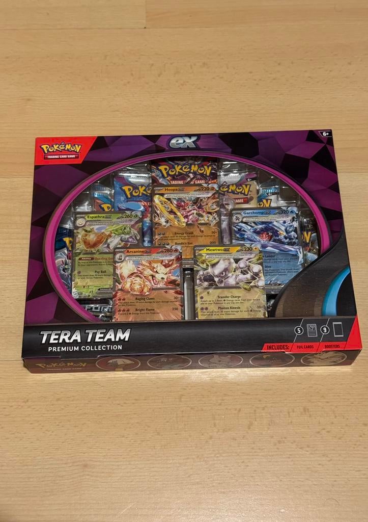 Pokémon - Tera Team Premium Collection, Ophalen of Verzenden, Zo goed als nieuw, Meerdere kaarten, Foil