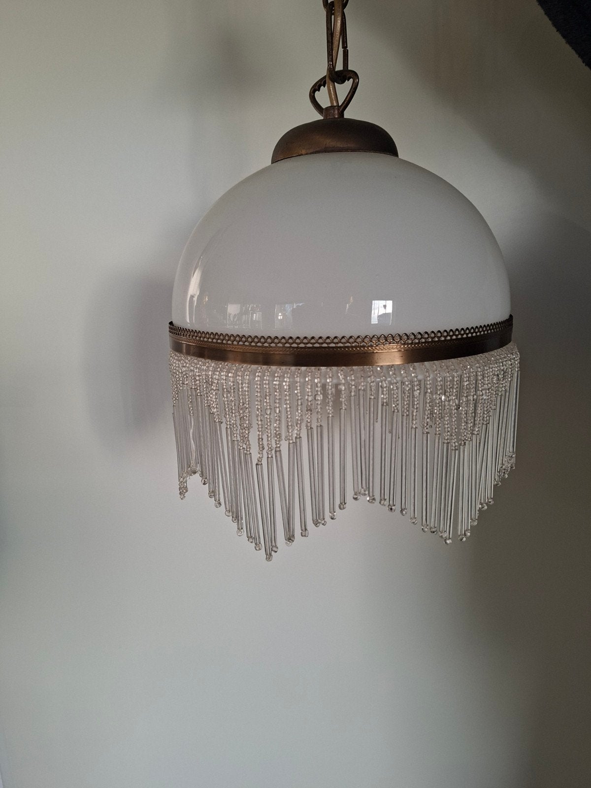 Vintage hanglamp met glazen kralen en opaline kap, Gebruikt, 50 tot 75 cm, Vintage, Klassiek, Art Deco, Ophalen of Verzenden