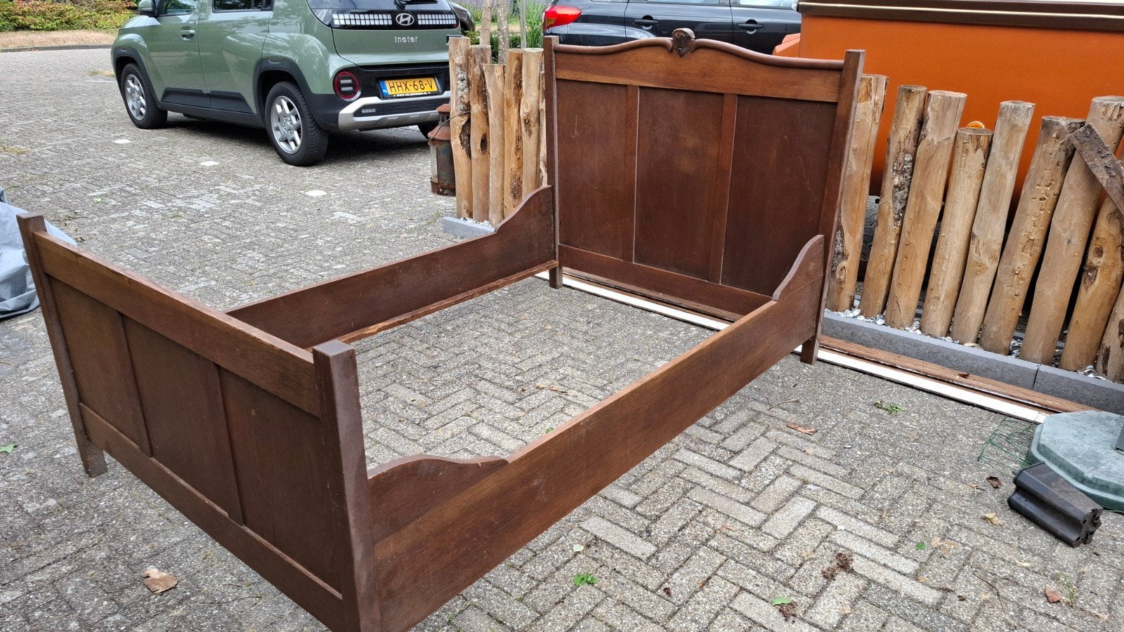 Antiek houten bedframe met sierlijk houtsnijwerk, Ophalen