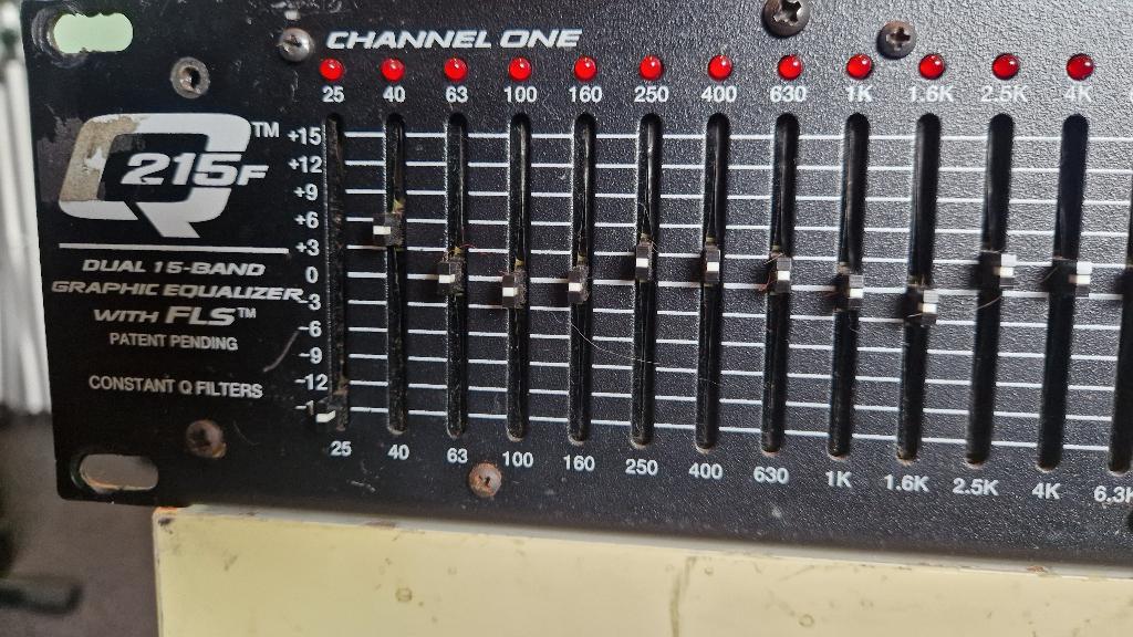 Equalizer 19 inch rackmount 2x15 bands Peavey Q215F, Ophalen of Verzenden, Gebruikt, 20 kanalen of meer