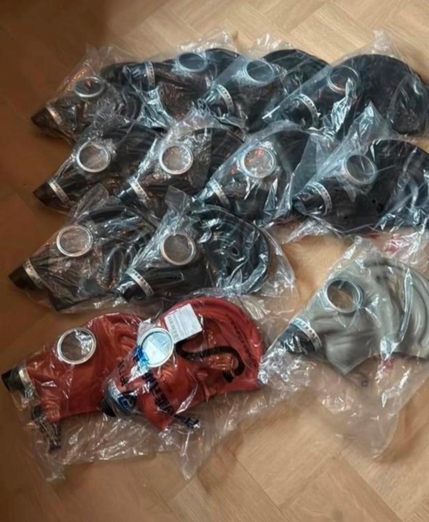 Koopje! Partij met 12 rubberen gasmaskers met filter, Verzamelen, Militaria | Algemeen, Ophalen of Verzenden, Landmacht, Helm of Baret