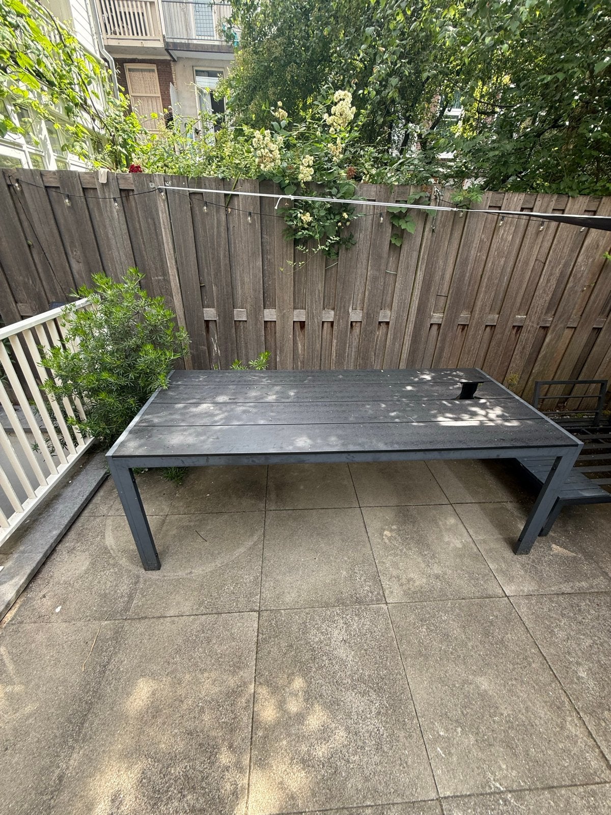 Grijze composiet tuintafel met aluminium frame en gat, Ophalen, Gebruikt, Rechthoekig, Aluminium