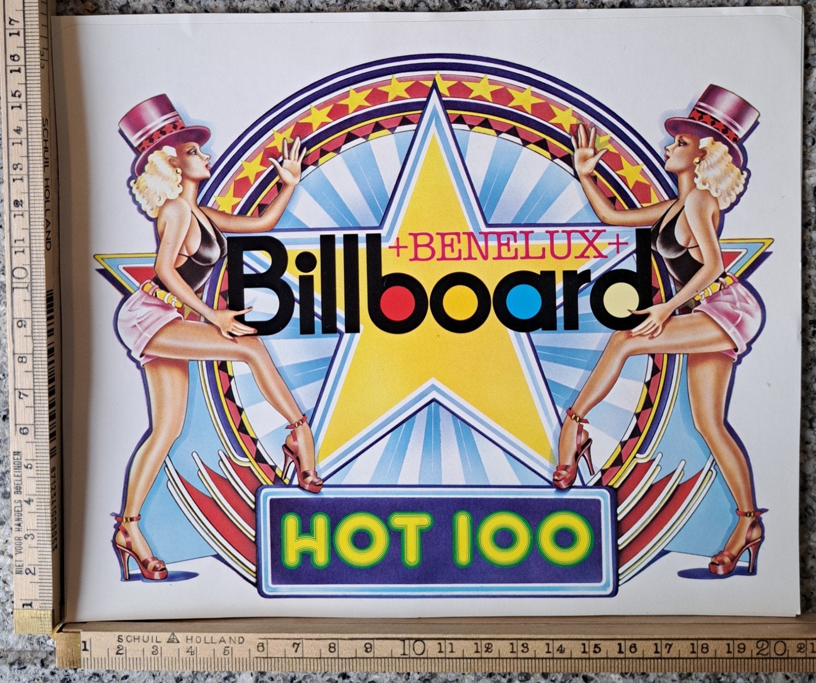 Grote vintage sticker Billboard Hot 100 showgirls sexy dames, Ophalen of Verzenden, Zo goed als nieuw, Film, Tv of Omroep