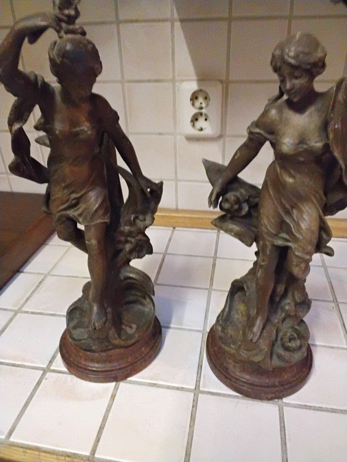 Twee bronzen beelden van vrouwenfiguren op sokkel, Antiek en Kunst, Kunst | Beelden en Houtsnijwerken, Ophalen