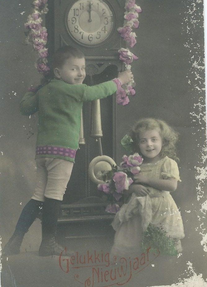 Oude Gelukkig Nieuwjaar kaart met kinderen en klok, Ophalen of Verzenden, Voor 1920, Gelopen, Kinderen