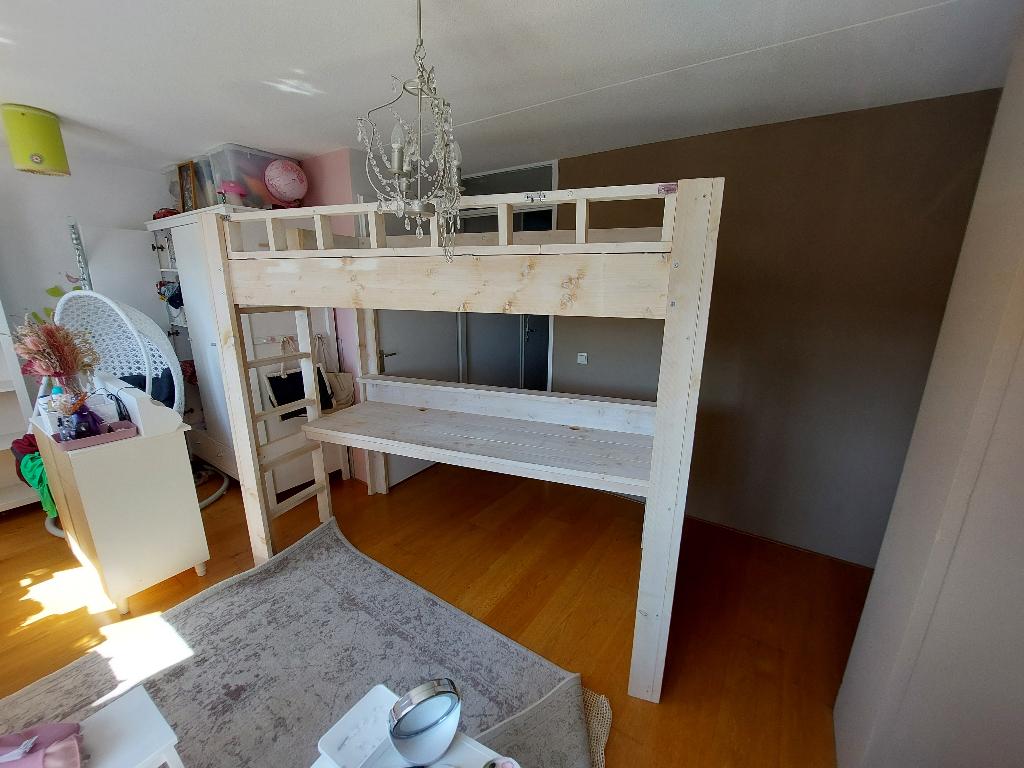 HOOGSLAPER EN BUREAU IN EEN; STEIGERHOUT TYPE MILAN; KOOPJE, Ophalen, Zo goed als nieuw