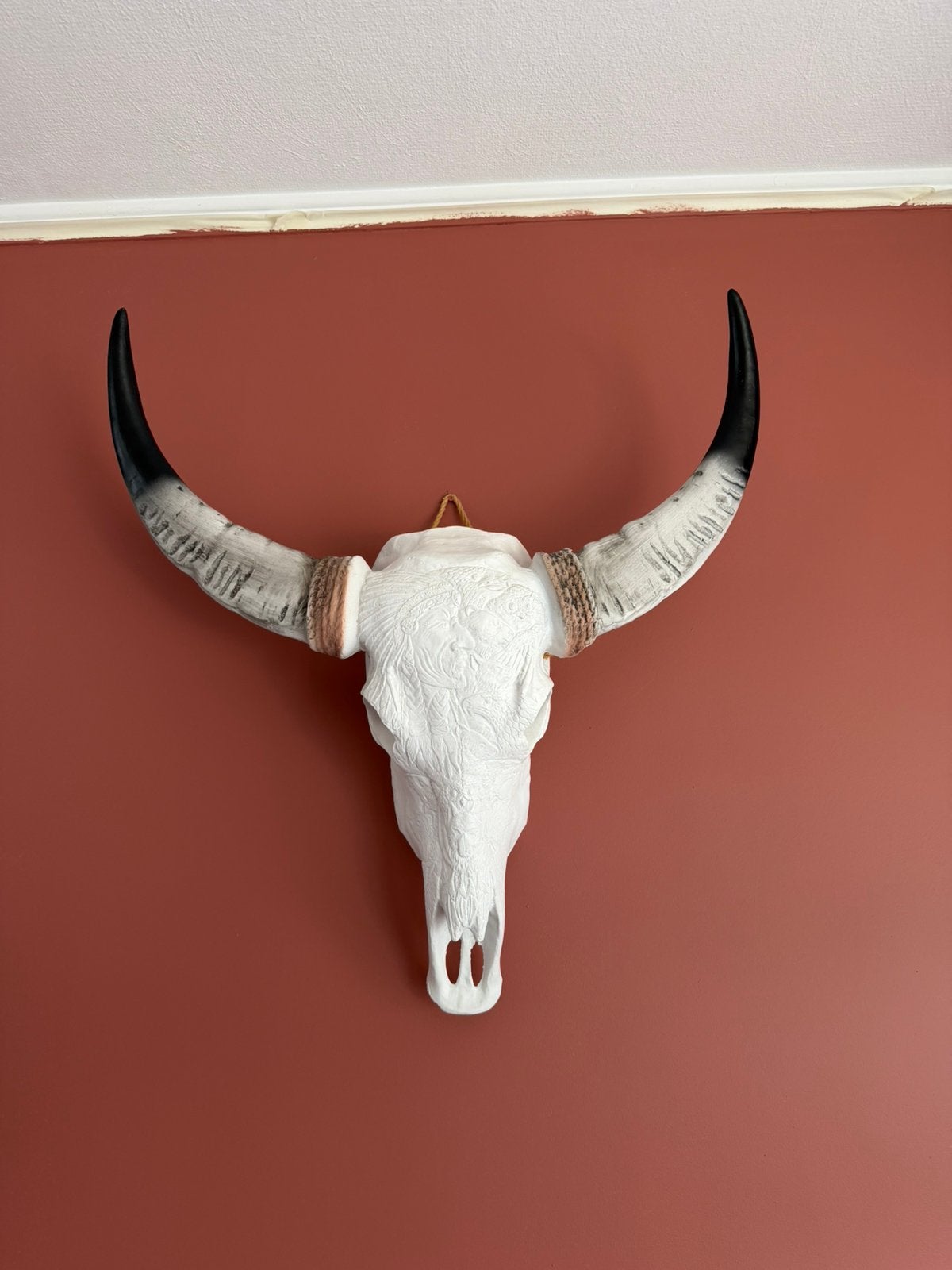 Decoratieve schedel met hoorns - Handgesneden details, Ophalen, Vintage, Kunststof, Zo goed als nieuw