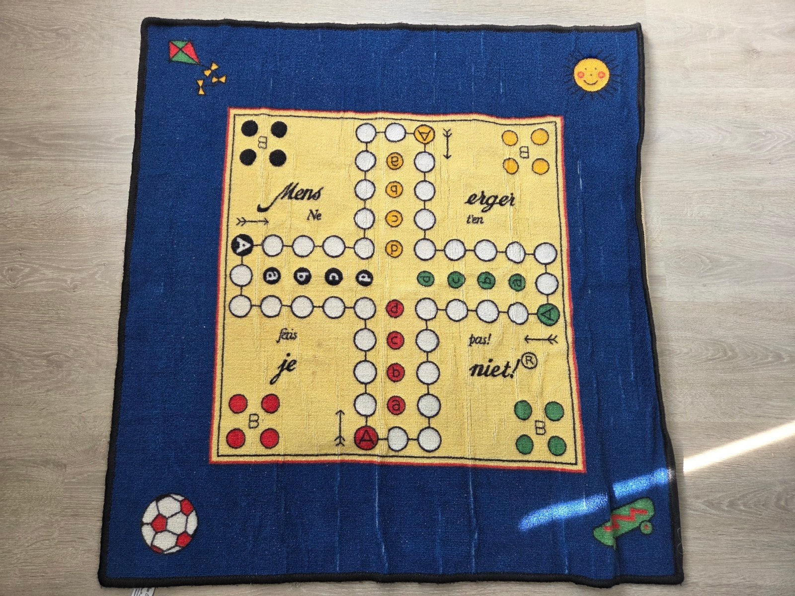 Mens Erger Je Niet! Vloerkleed/Speelkleed, Hobby en Vrije tijd, Gezelschapsspellen | Bordspellen, Drie of vier spelers, Ophalen of Verzenden