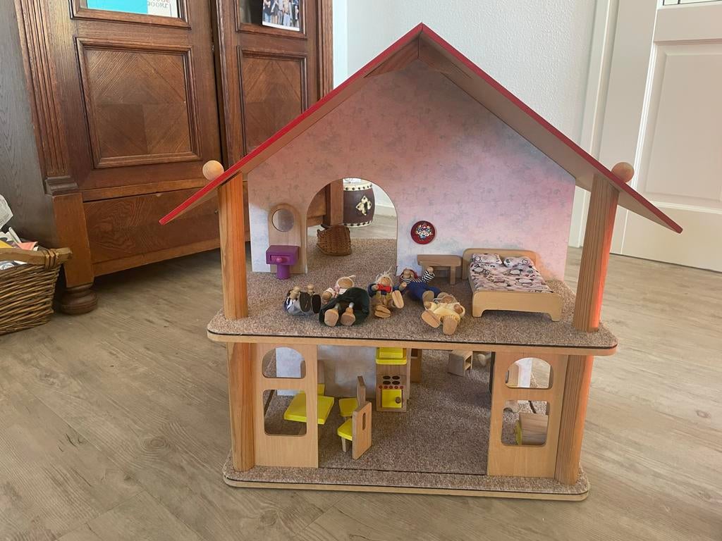 Houten poppenhuis met meubeltjes en popjes, Ophalen, Gebruikt, Poppenhuis