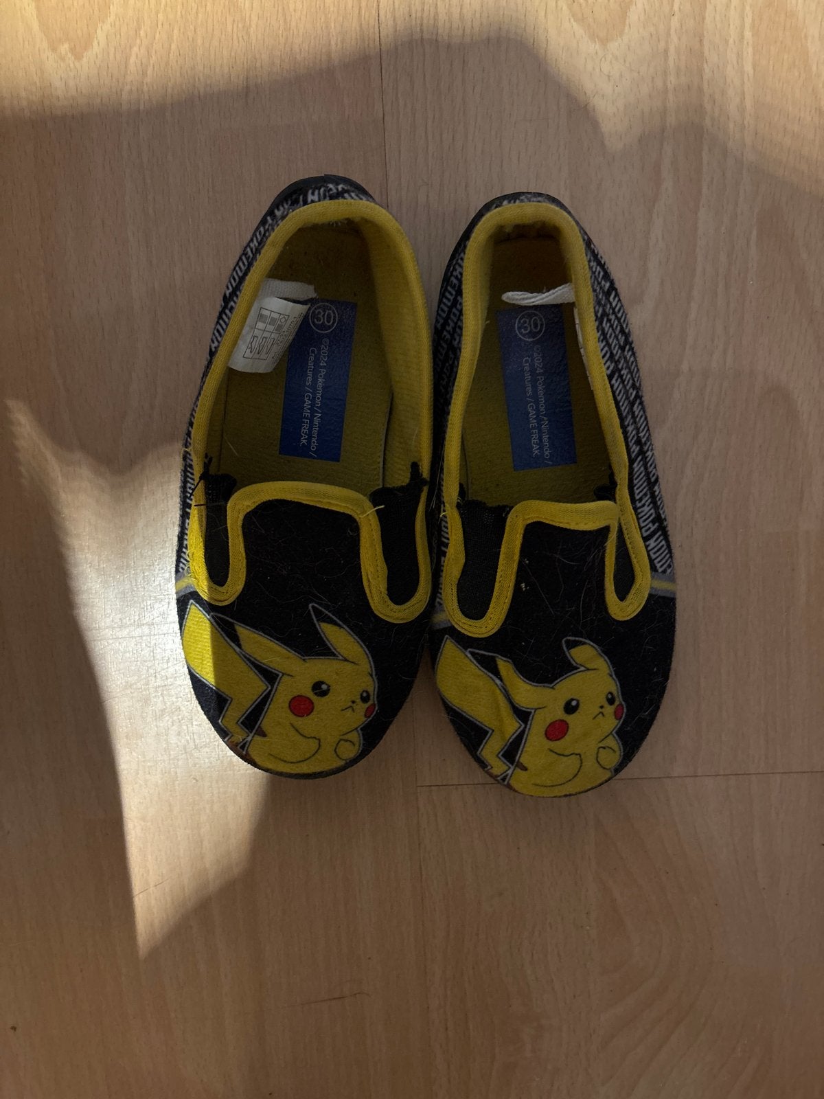 Pikachu pantoffels maat 30, Ophalen of Verzenden, Gebruikt, Jongen of Meisje, Schoenen
