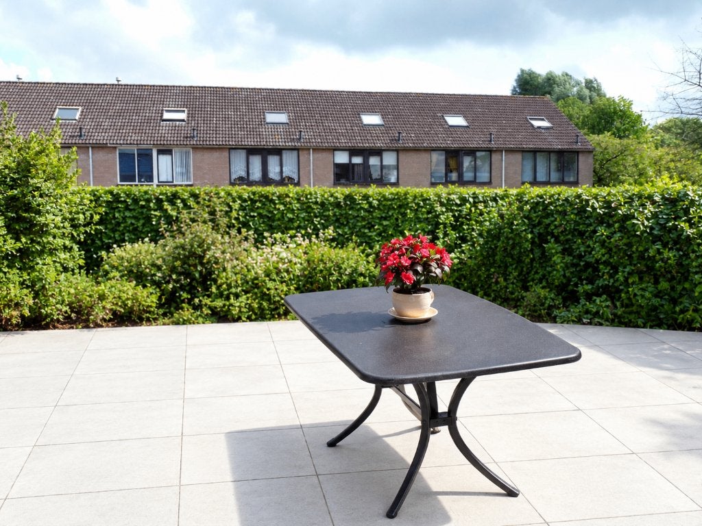 tuintafel gratis.  af te halen zonder stoelen