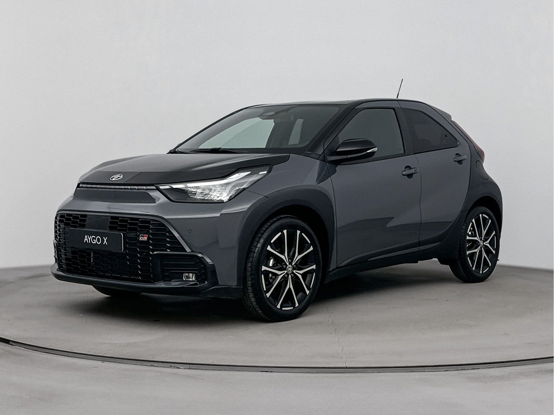 Toyota Aygo X Hybrid 115 GR Sport *NIEUW* | Direct leverbaar, Auto's, Toyota, Zwart, 4 stoelen, 116 pk, 1490 cc