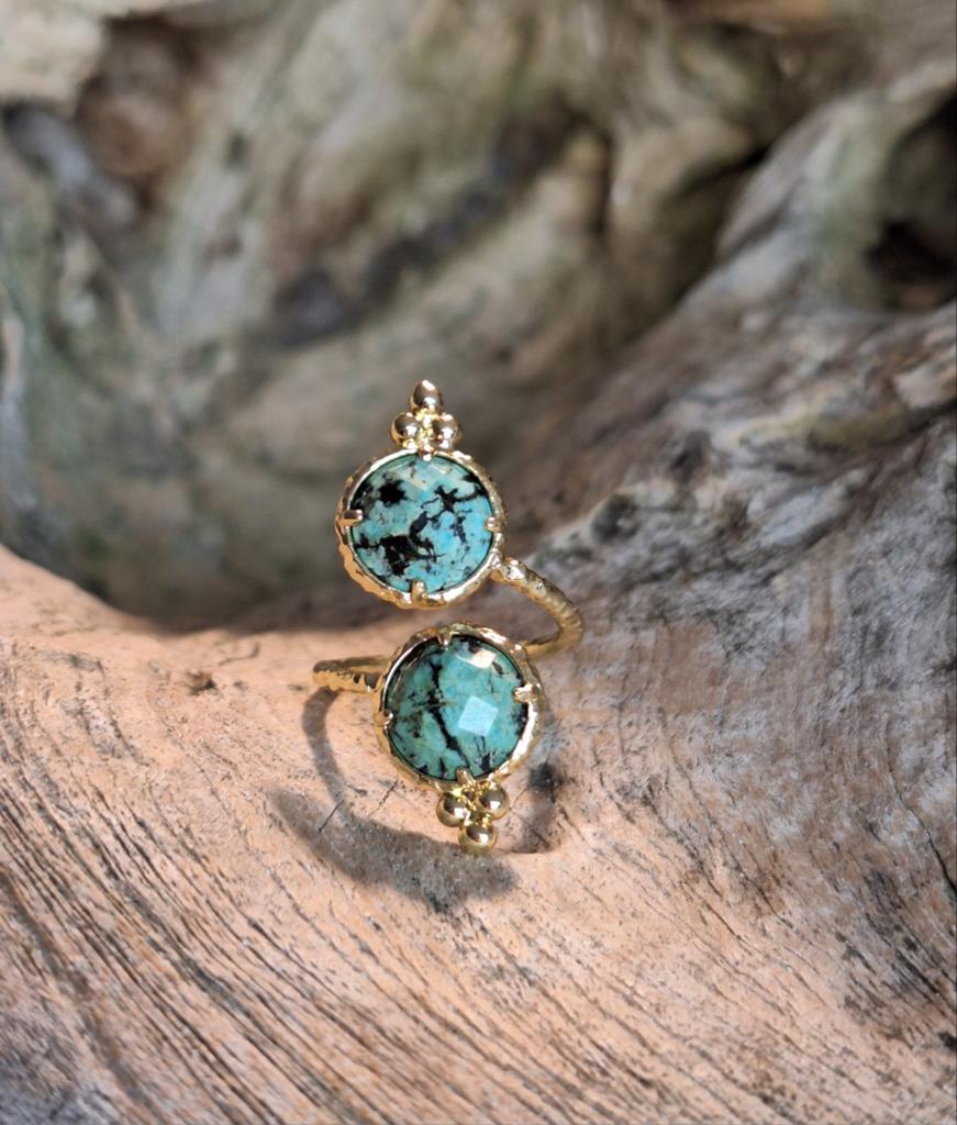Vergulde edelsteen ring, Sieraden, Tassen en Uiterlijk, Ringen, Nieuw, Ophalen of Verzenden, Dame of Heer, Met edelsteen