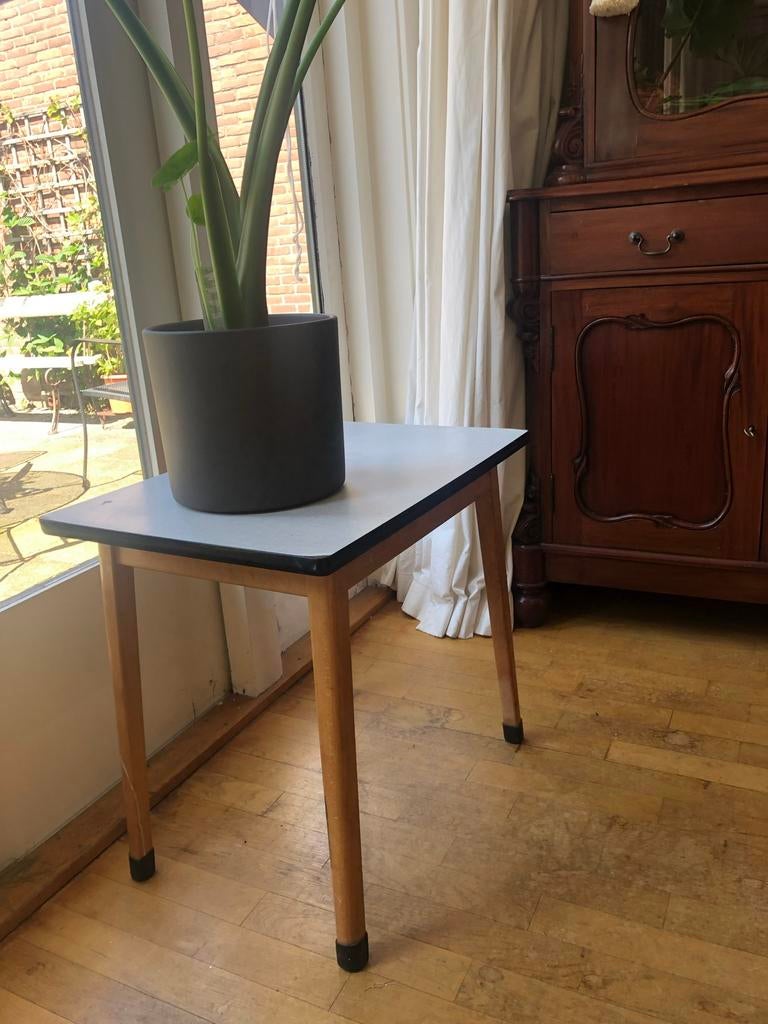 Klein vintage houten formica tafeltje, Huis en Inrichting, Tafels | Bijzettafels, Ophalen, Minder dan 55 cm, Gebruikt, Rechthoekig