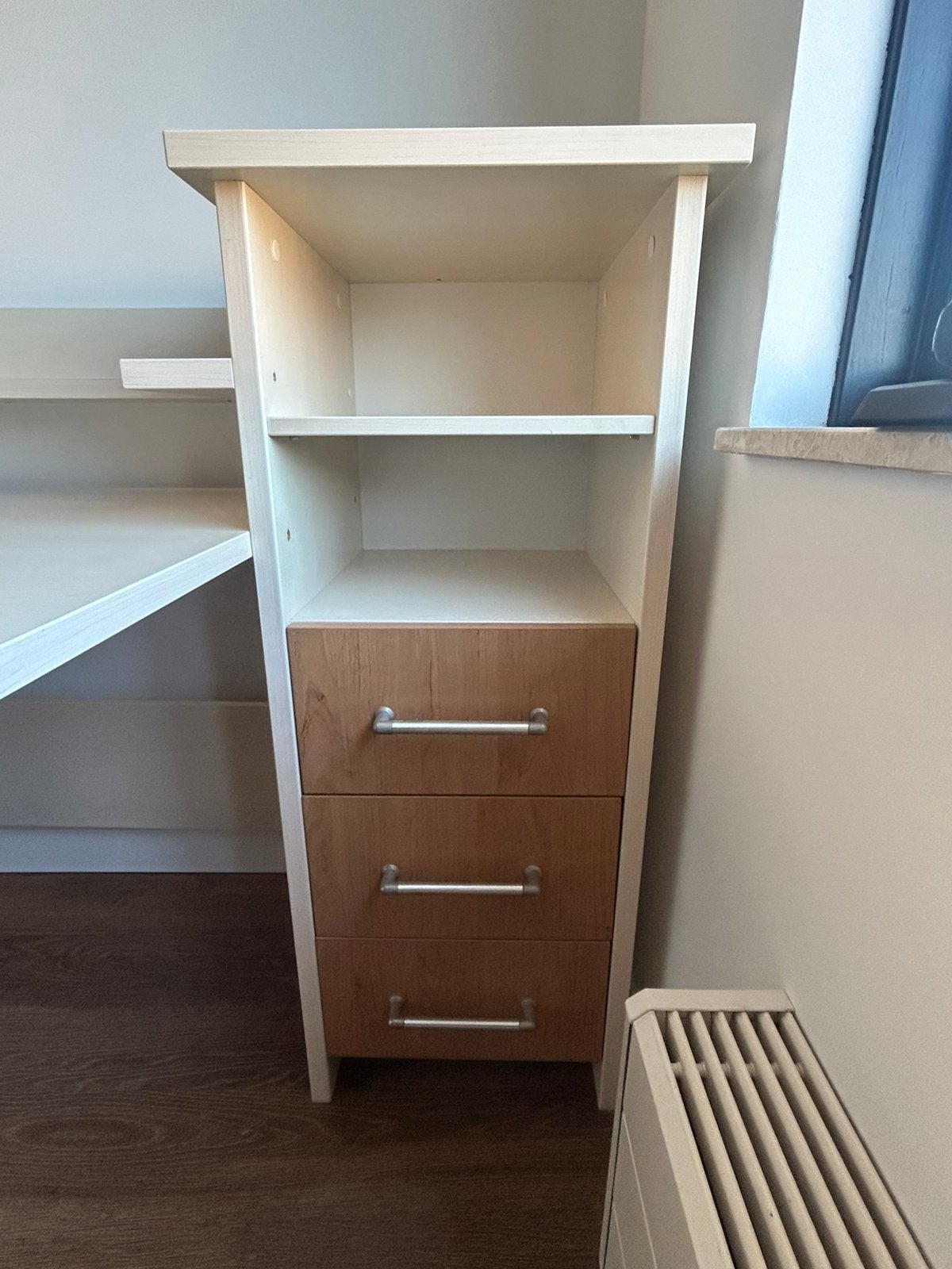 Mooi bureau van zware kwaliteit.  Beige met beukenhout kleur, Huis en Inrichting, Ophalen, Zo goed als nieuw
