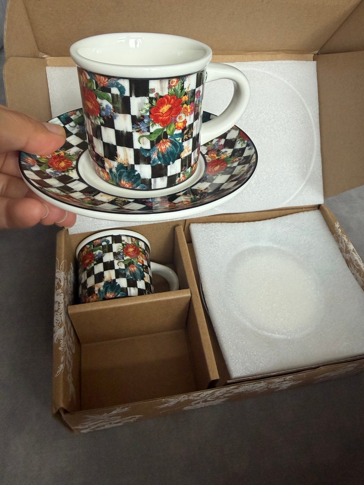 Mackenzie Childs Espressokopjes met schotel, Keramiek, Nieuw, Ophalen of Verzenden, Modern