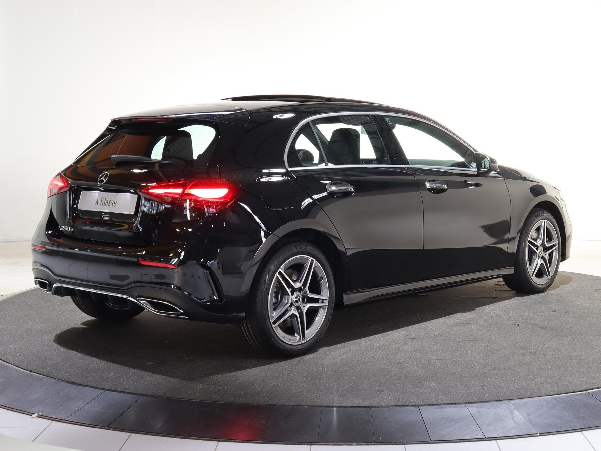 Mercedes-Benz A-Klasse 250e Business Solution AMG | Panorama, Auto's, Mercedes-Benz, 4 cilinders, Bedrijf, Hybride Elektrisch/Benzine