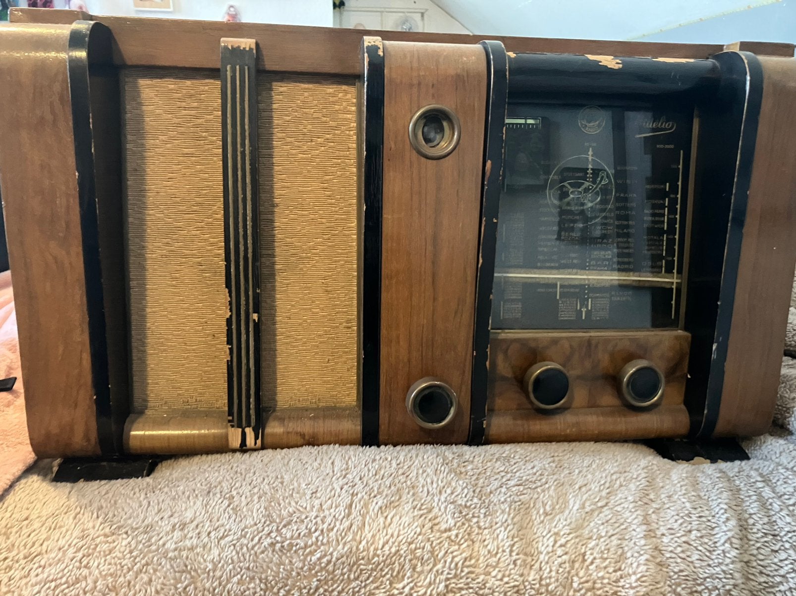 Antieke radio met aansluiting voor platenspeler uit 1938, Ophalen