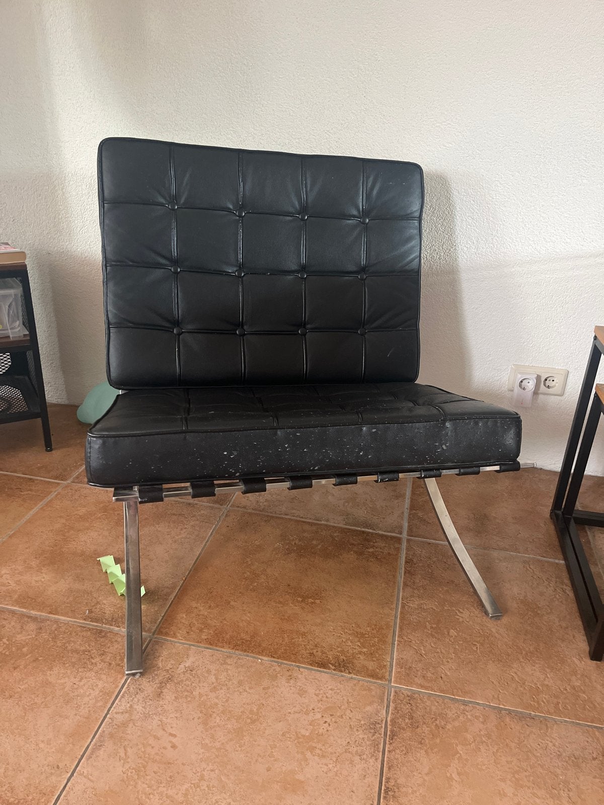 Zwarte stoel met kattenkrassen, zitcomfortabel, Ophalen, Gebruikt, Zwart, Leer