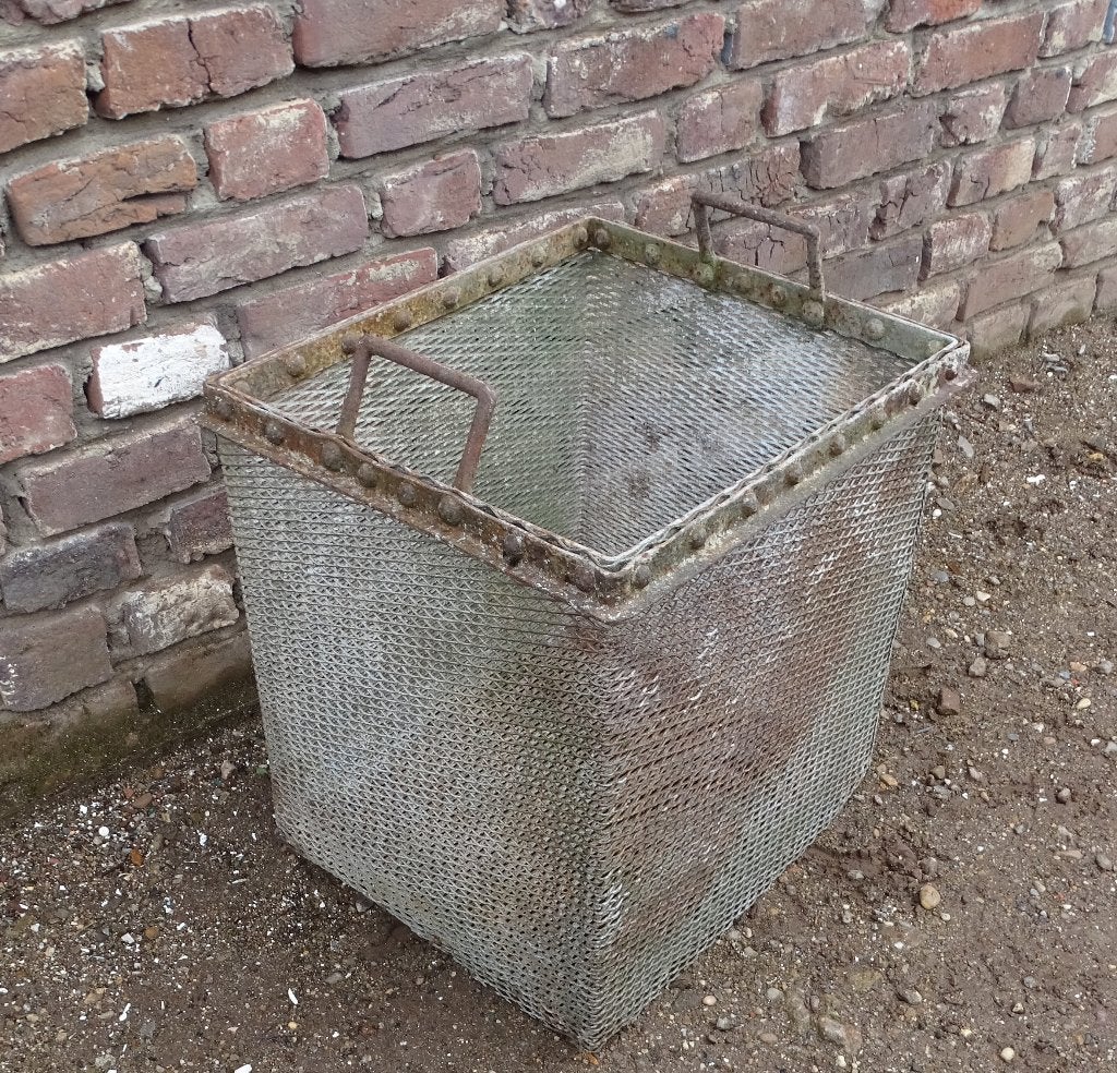 oude ijzeren mand met klinknagels geklonken rand korf, Ophalen