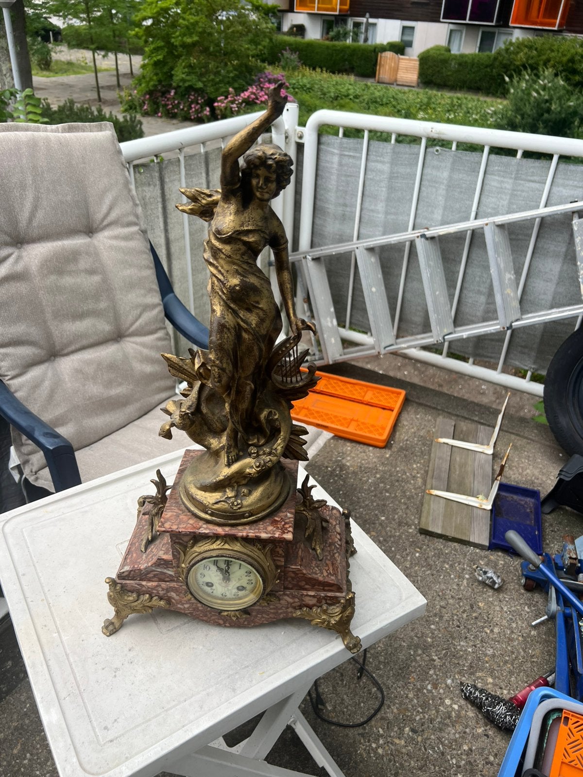 Antieke marmeren pendule met bronzen beeld, Ophalen