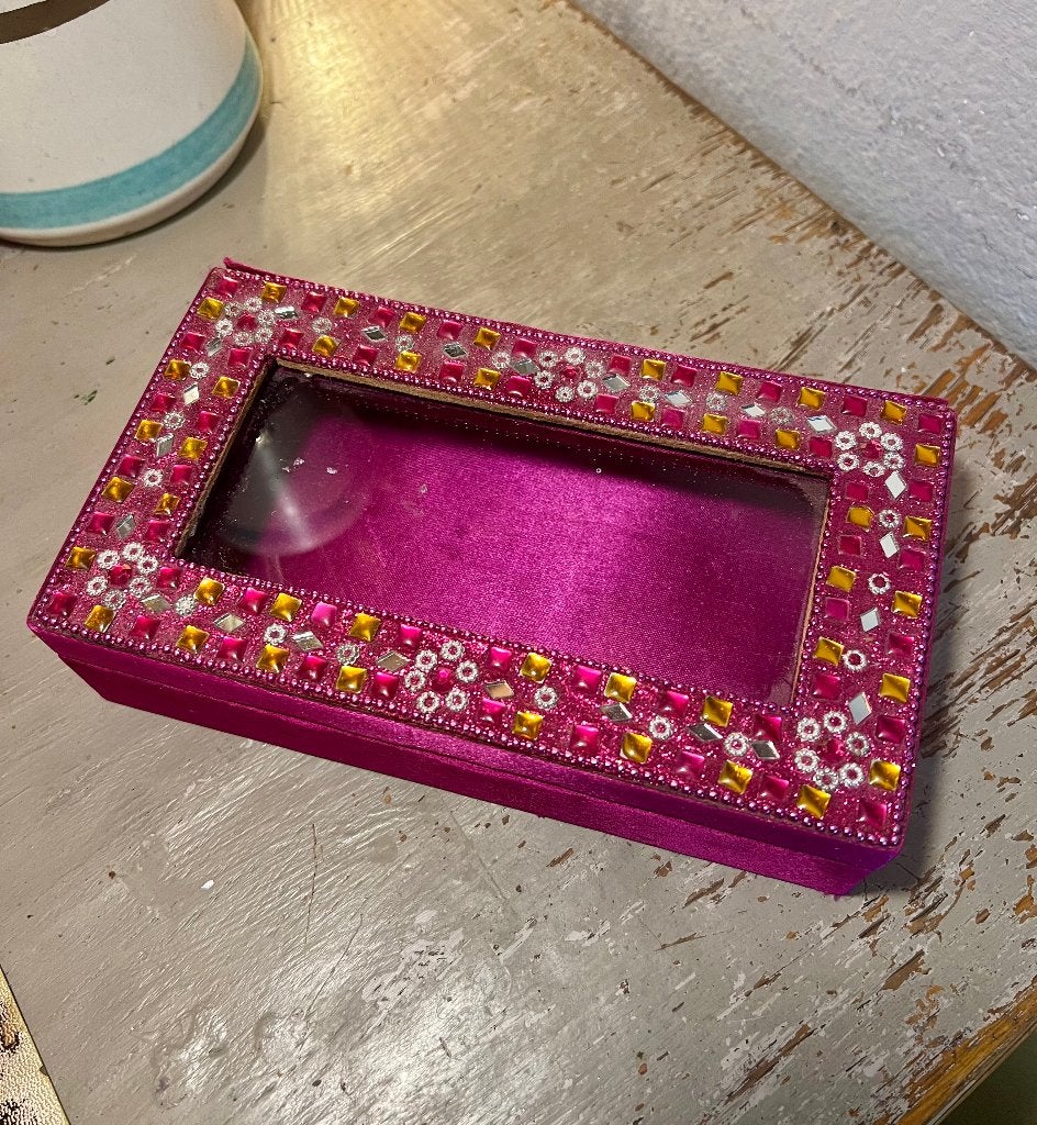 Vintage roze ingelegd steentjes vitrinekastje sieradendoosje, Ophalen of Verzenden