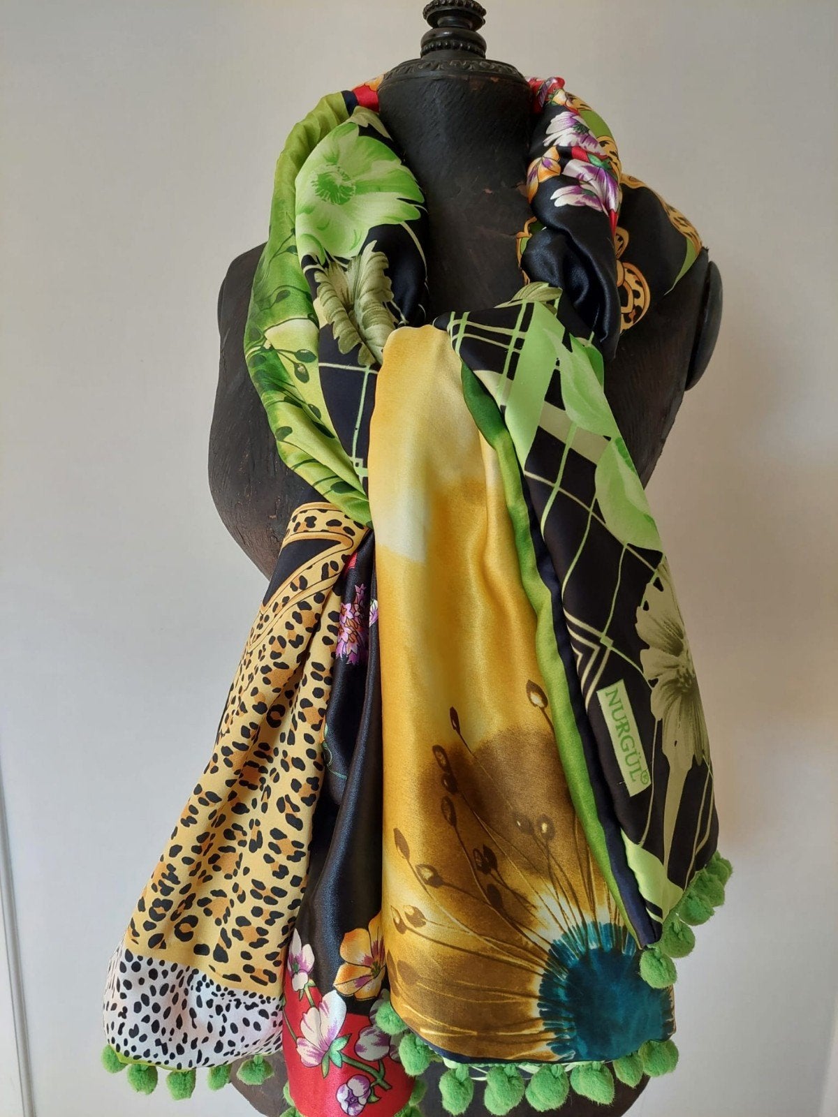 Shawl Omslagdoek Handmade Mucho Gusto style, pompons, Ophalen of Verzenden, Nieuw, Sjaal