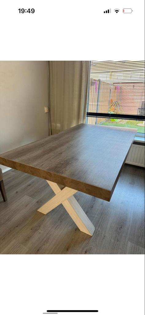 Moderne eettafel met houten blad en X-poten, Huis en Inrichting, Tafels | Eettafels, Ophalen, 50 tot 100 cm, Zo goed als nieuw