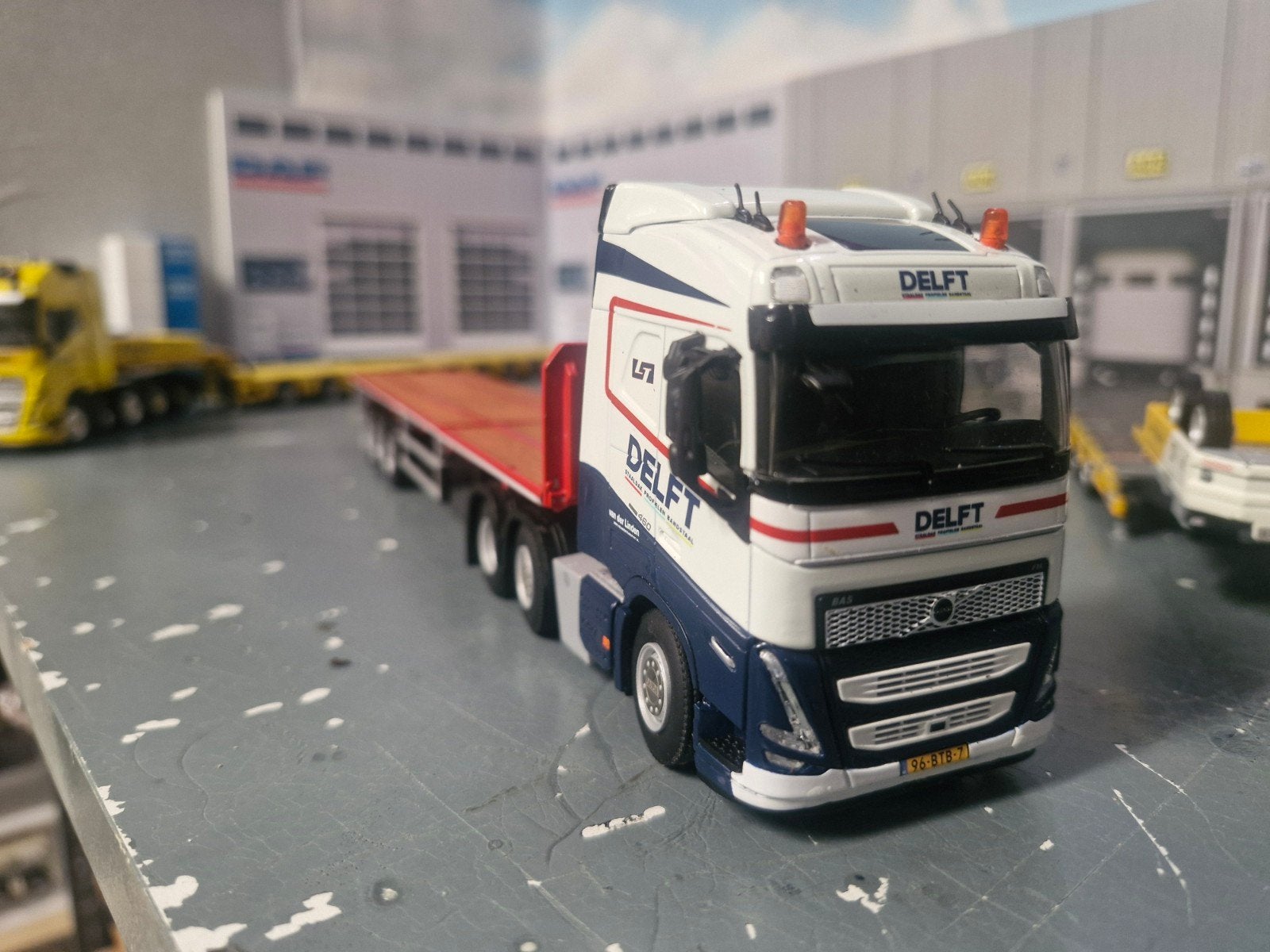 Volvo FH met uitschuif trailer van delft transport