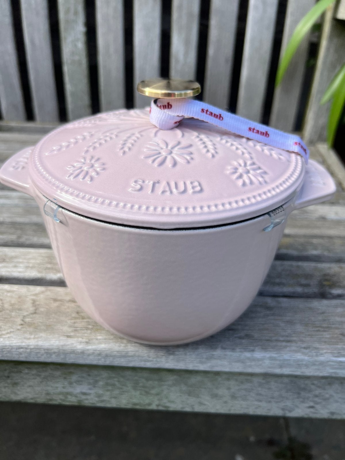 Nieuwe Staub Gohan/rijstpan 16 cm Sorbet Pink, Gietijzer, Nieuw, Ophalen of Verzenden, Staub