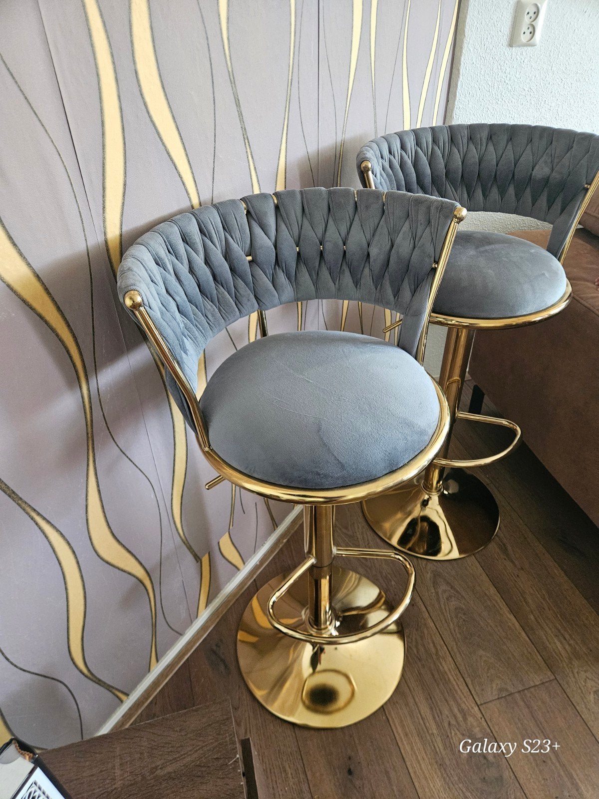 Setvan 2 luxe barstoelen, grijs fluweel met gouden onderstel, Huis en Inrichting, Barkrukken, Ophalen, Zo goed als nieuw, 90 cm of meer