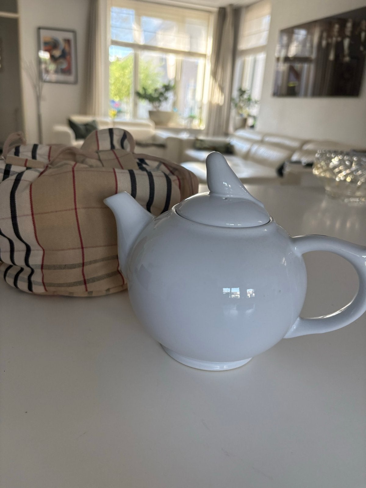 Witte theepot met theemuts, Theepot/fluitketel, Ophalen of Verzenden, Zo goed als nieuw, Steen/keramiek