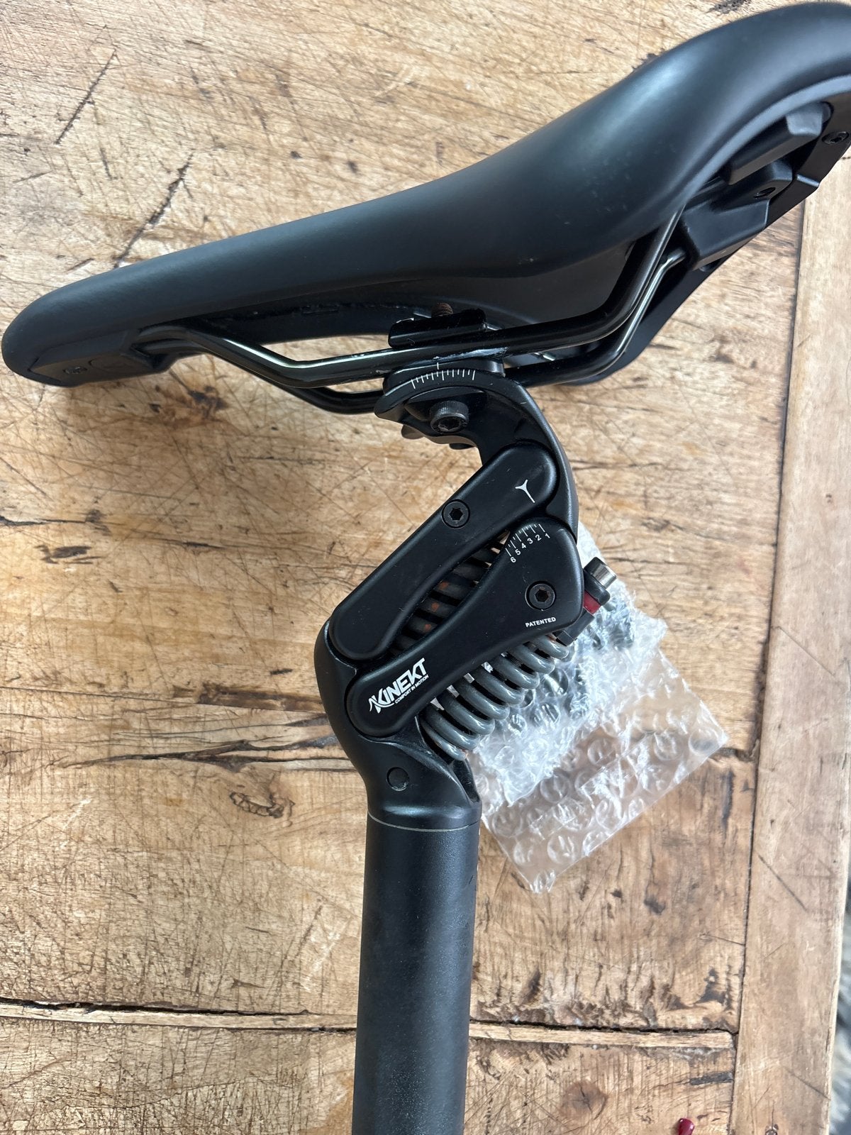 Kinekt Verende Zadelpen met Zadel - Zo goed als nieuw, Elektrische fiets, Ophalen of Verzenden, Zo goed als nieuw, Zadel