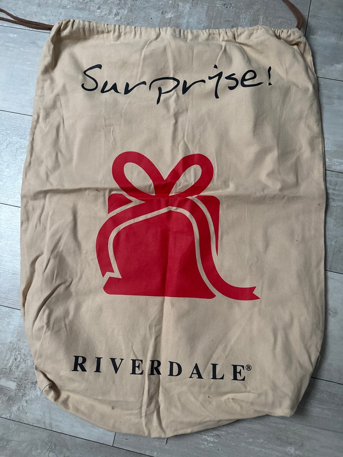 Riverdale cadeauzak sintzak, Ophalen