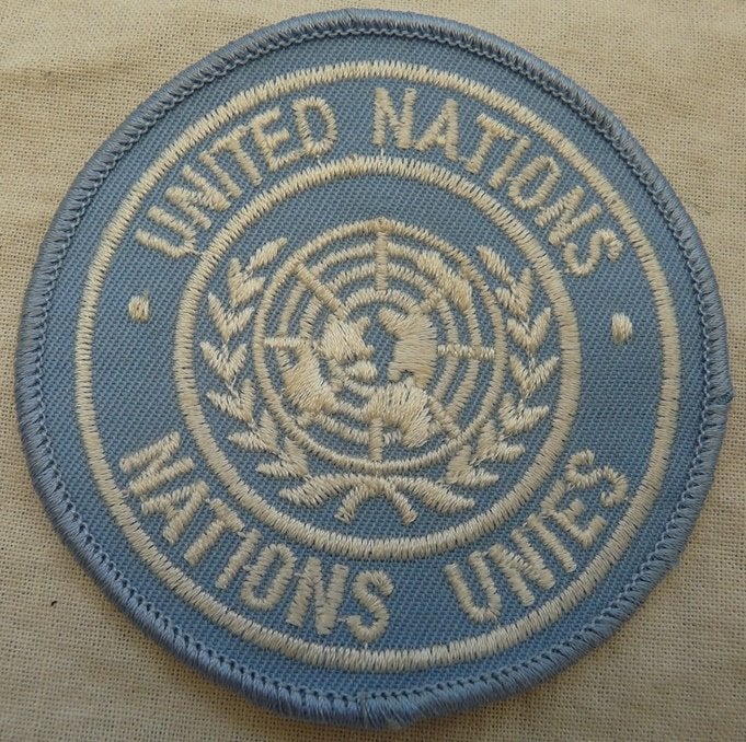 Embleem Patch, UN - VN, Koninklijke Landmacht, 1992-1995.(2), Verzamelen, Ophalen of Verzenden, Landmacht, Nederland, Embleem of Badge