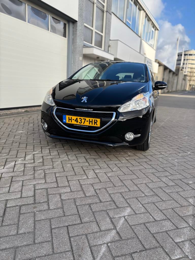 Peugeot 208 1.2 VTI 60KW/82PK 3-D 2013 Zwart, Auto's, Peugeot, Voorwielaandrijving, Stof, Zwart, Particulier